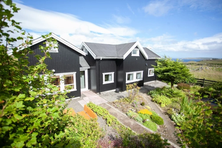 4 Bedrooms Family Cottage