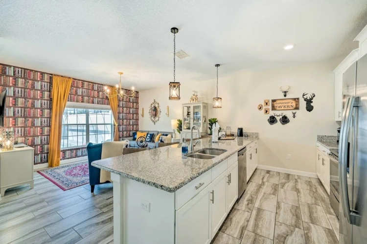 4 Bedrooms Apartment