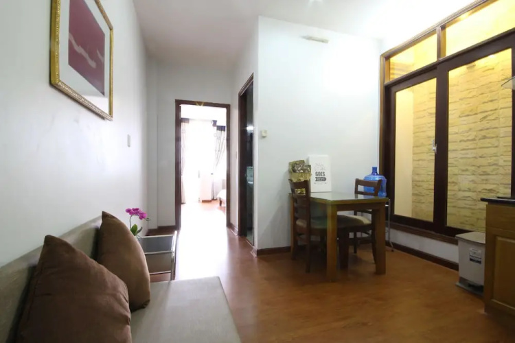 Smiley Apartment 16