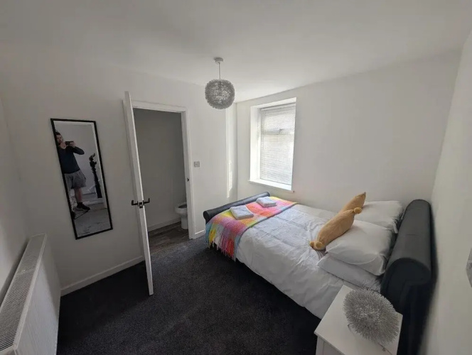 Stadium View 5-bed Retreat + Parking