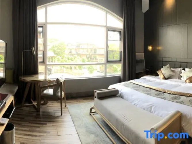 6 Bedrooms Villa