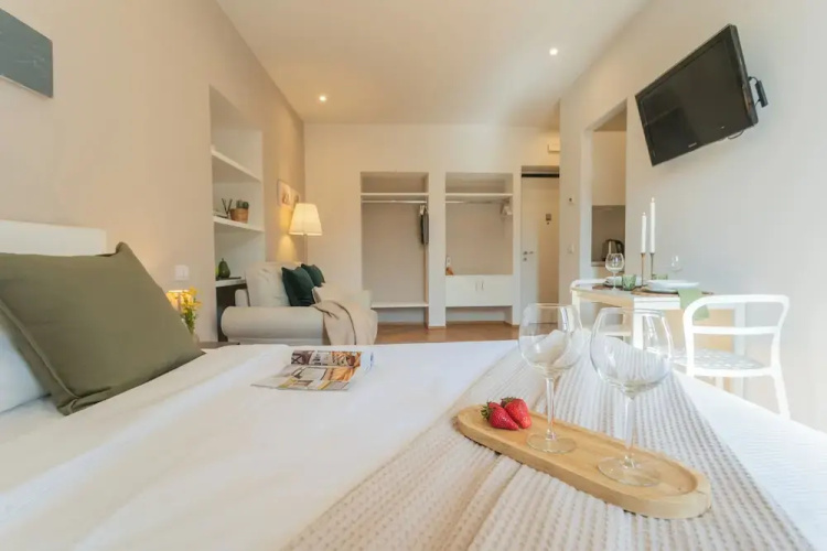 MT Studio by Rent All Como by Rent all Como