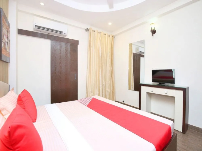 OYO 14186 Royal lake suites