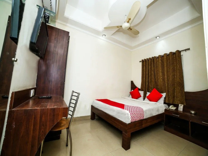 OYO 15248 Hotel Shreemaa