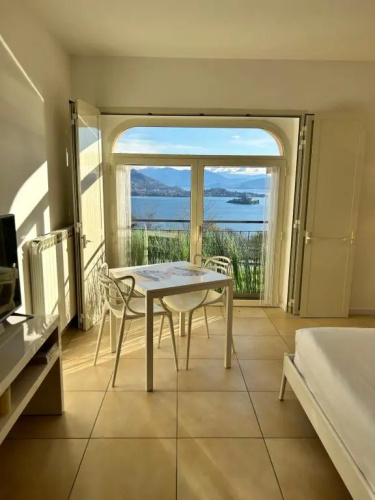 Artelago-Blu studio lake view