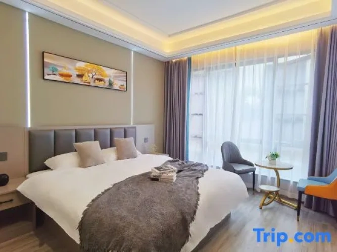 6 Bedrooms Villa