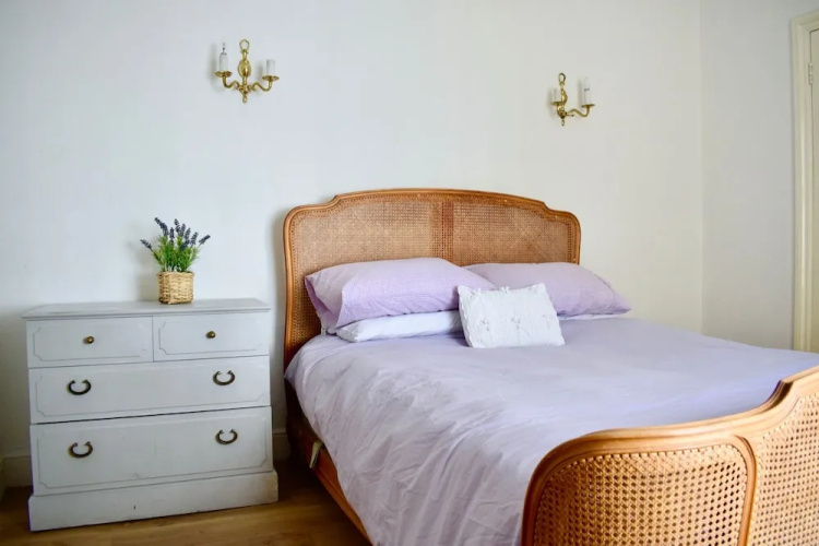 Light and Open 2 Bedroom Flat by Gloucester Road