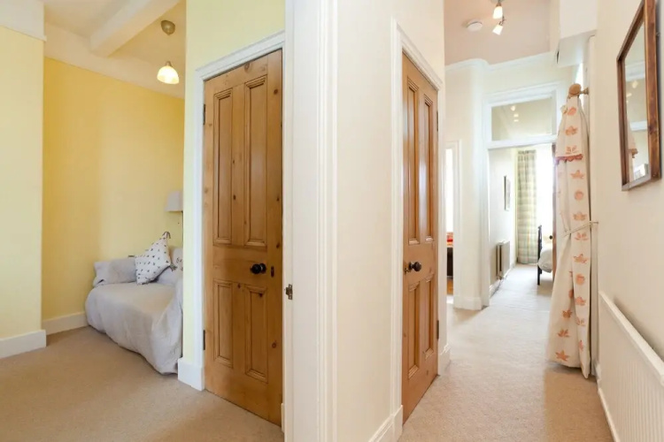 380 Mardale Crescent Apartment