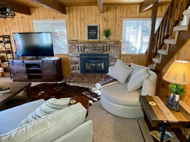 Hot Tub, Deck & View: Peaceful Arnold Cabin!