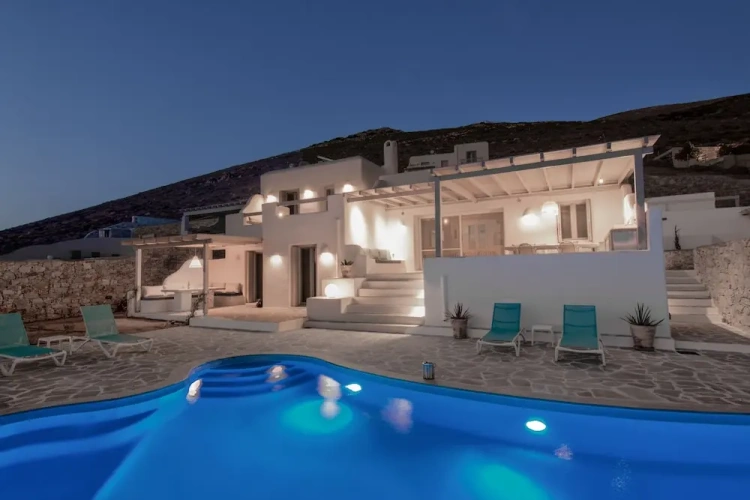 4 Bedrooms Villa