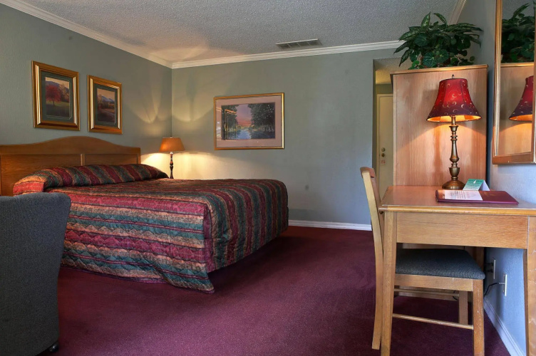 Lamp Liter Inn Visalia, an Ascend Collection Hotel