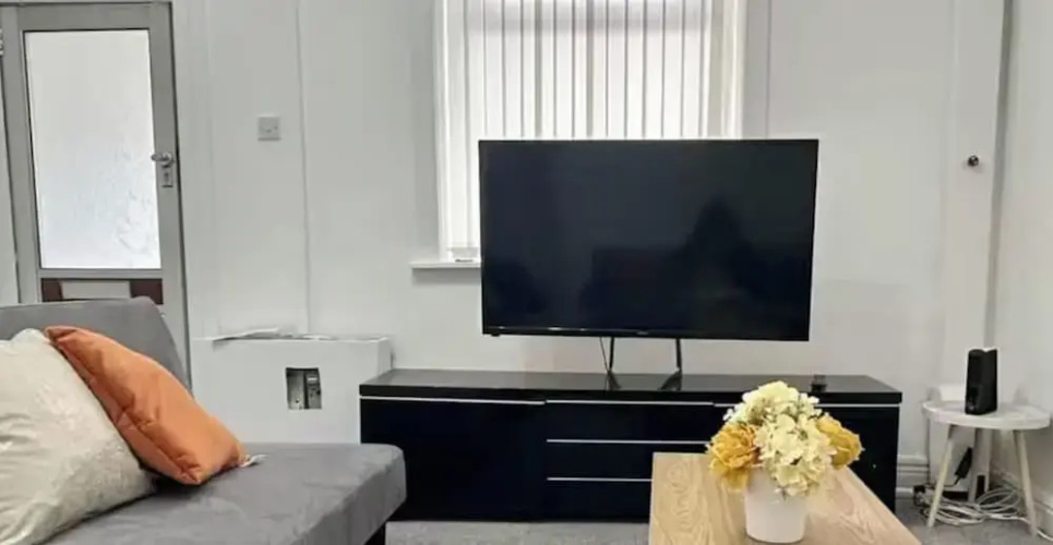 2-bed - Sleeps 6 - Free Parking