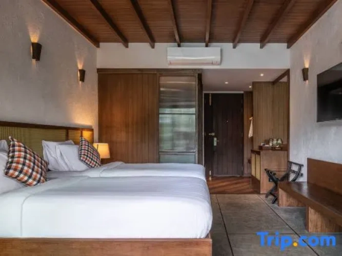 Deluxe room with pool view