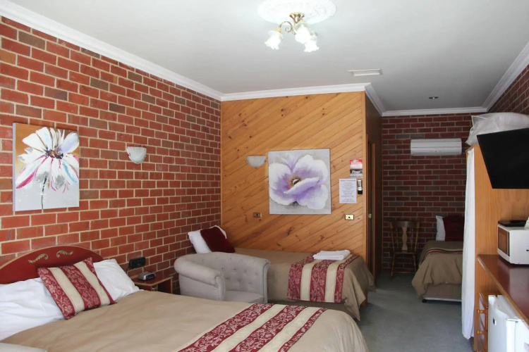 The Elms Motor Inn