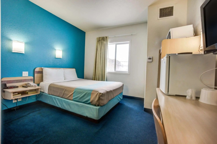 Motel 6 Red Deer, AB