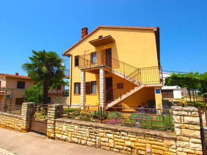 2 Bedrooms Apartment with balcony and with garden view