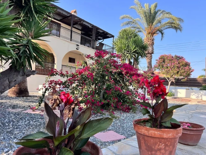 4 Bedrooms Villa with garden view