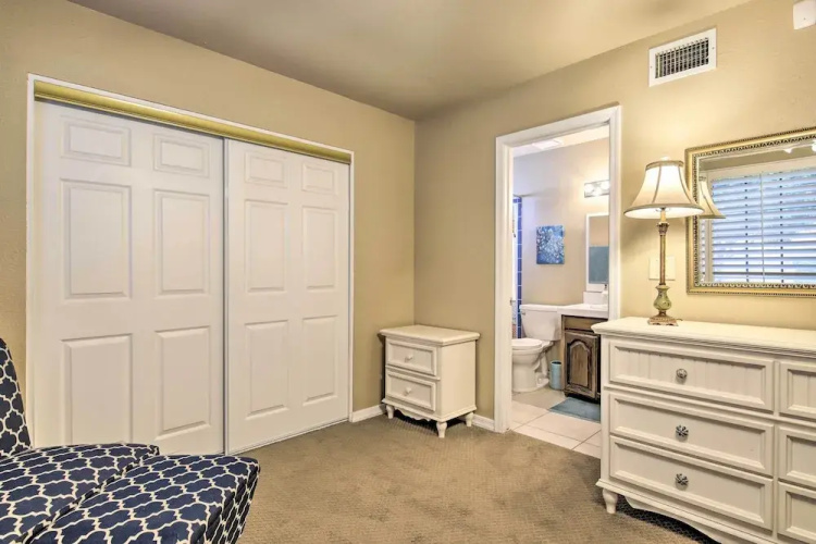 11 Mi to Phoenix: Tempe Escape w/ Patio & Bar!