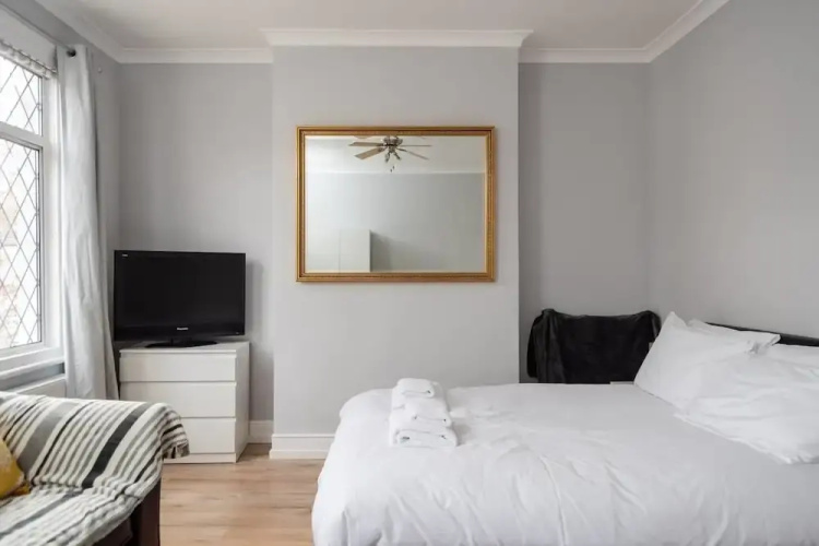 Fresh 2 Bedroom Flat by the River Thames