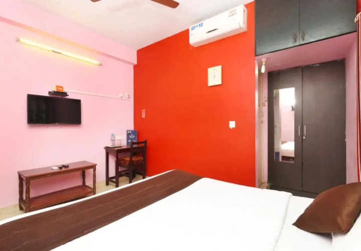 Lloyds Nest by OYO Rooms