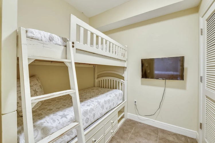 Sterling Breeze by Book That Condo