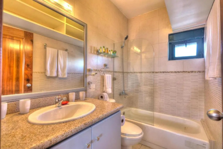 Neat 2 Bedroom Apartment Next to the Beach S-i401