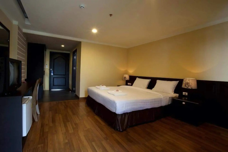 J & Y Lodge Hotel