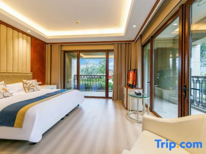 2 Bedrooms Suite with balcony and with garden view