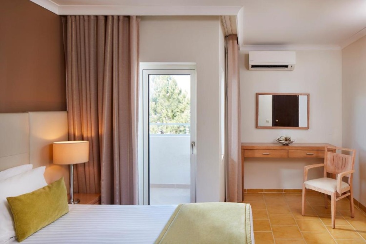 Suite with pool view