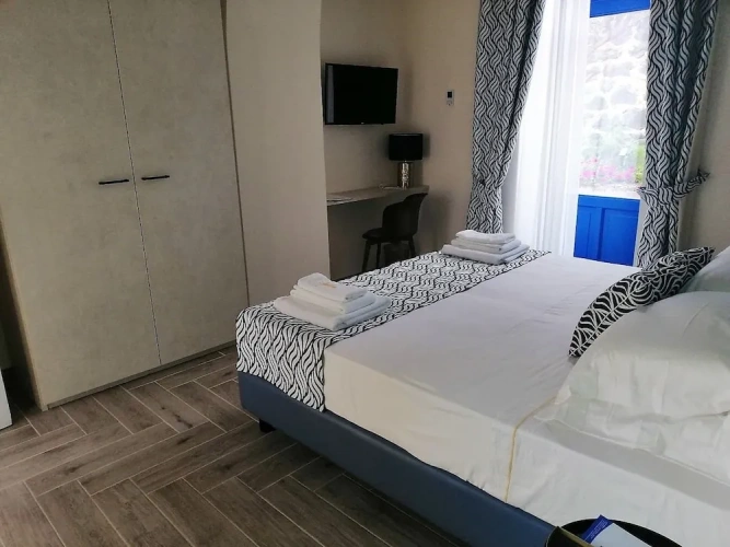 1 Bedroom Classic Double room with partial sea view
