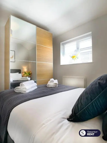 Ascot - Immaculate 2 Bed House with Parking