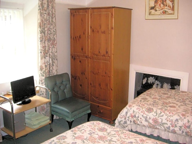 Standard Twin room with garden view