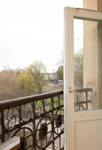 2ndhomes Cozy 2BR Home w Balcony & Sauna