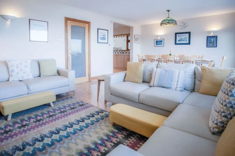 5 Bedrooms Cottage