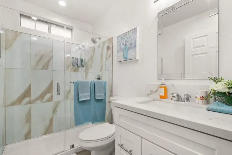 The Avalon - Modern Colorful w Private Parking