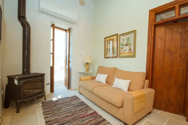 Thyone Uno Bal Cottage