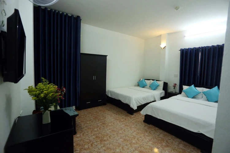 Deluxe Triple room with street view