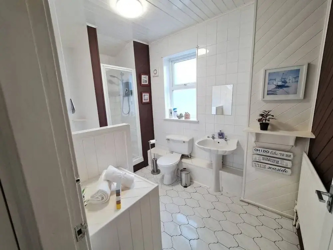 Large 3 Bed Flat Free Parking