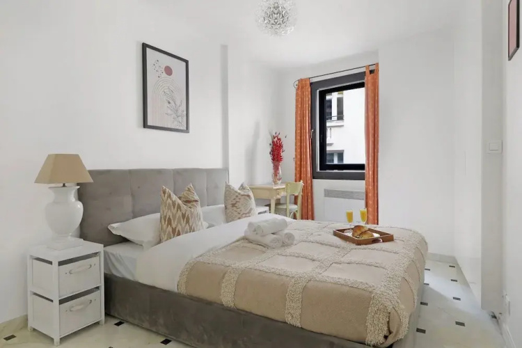 Stylish 2BR for 6 by Champs-Elysees