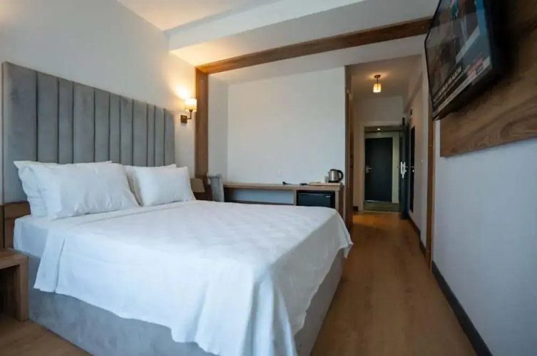 Lake Li̇fe Hotel