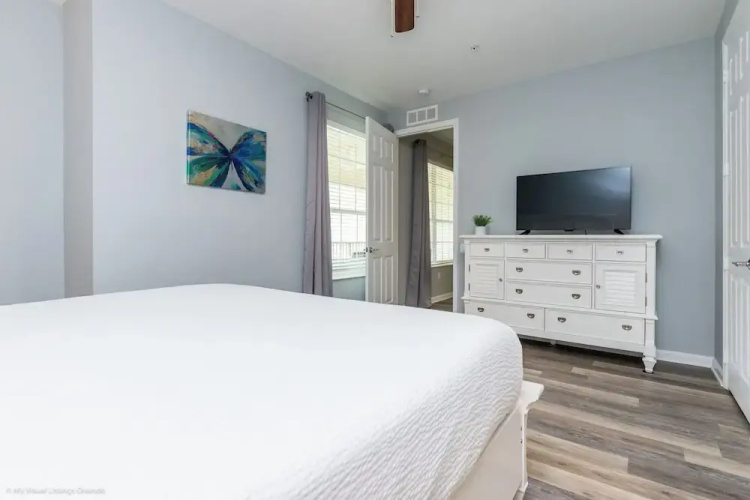 5049 Shoreway Loop #201