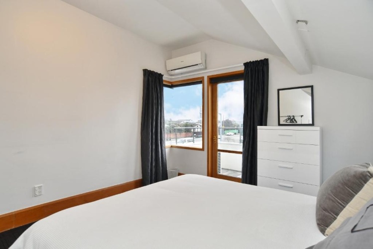 5 Bedrooms Cottage