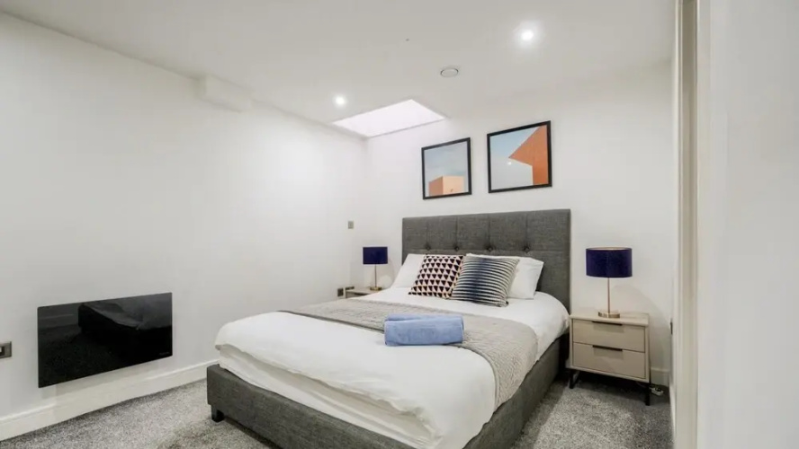 21 The Hallmark Bond St - Rhys Davis