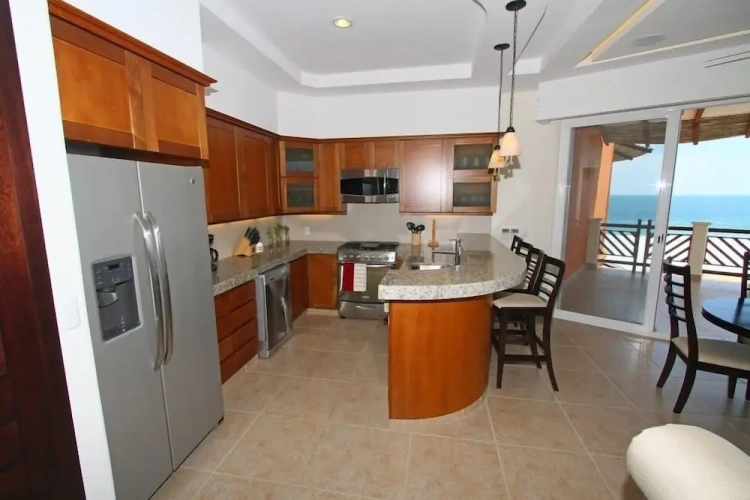 2 Bedrooms Comfort room with pool view