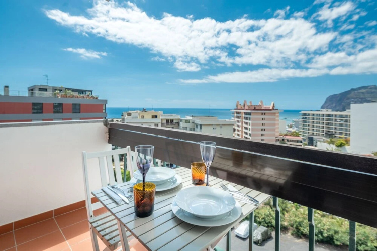 America Apartment by HR Madeira