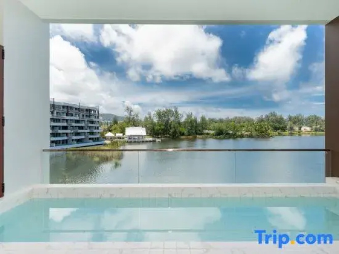 Luxury 2BR Jacuzzi Pool Suite Lakeside Angsana Laguna