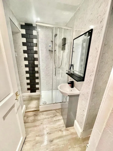 Unique two bed Main Door Flat at the Meadows