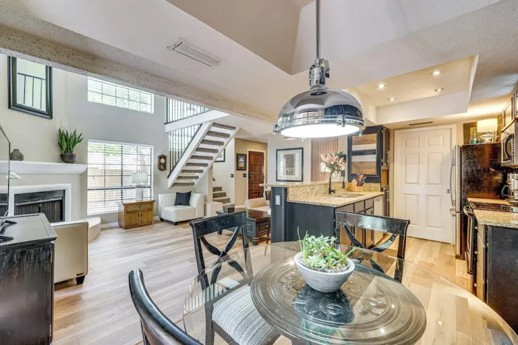 5 Mi to Hiking & Golf: Phoenix Gem w/ Pool Access