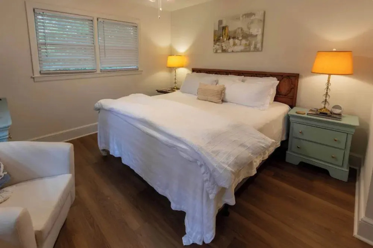 4 BR Sleeps 10 Near UGA & Downtown