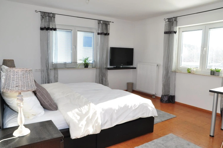 N37-modern eingerichtete Zimmer